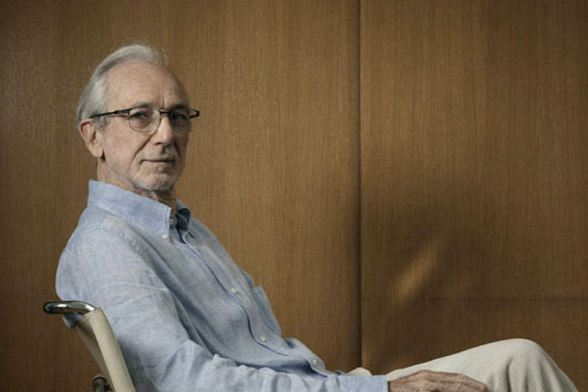 renzo piano sitting in a chair and looking at the camera